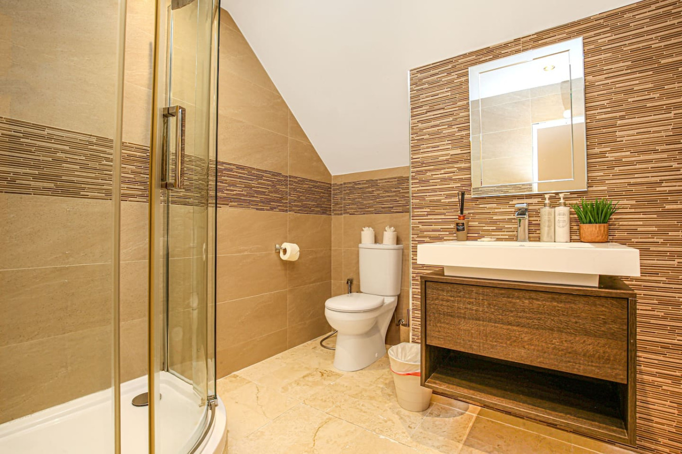 6 Bedroom Detached House • Pool Table • Free Parking • Wifi • Sky TV in 53 Kingswear Drive - Property image 41 - VivreStays