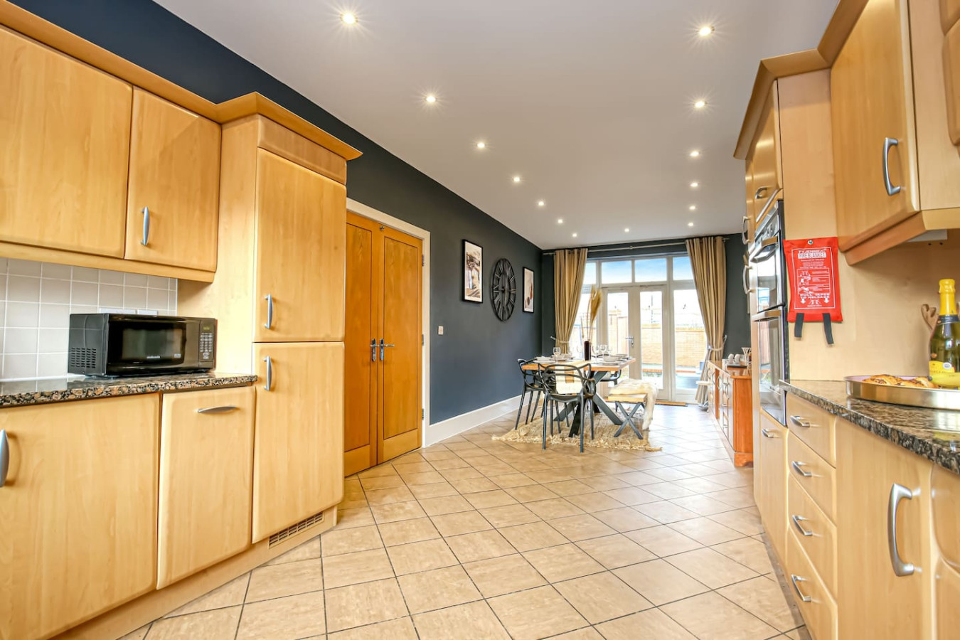 6 Bedroom Detached House • Pool Table • Free Parking • Wifi • Sky TV in 53 Kingswear Drive - Property image 10 - VivreStays