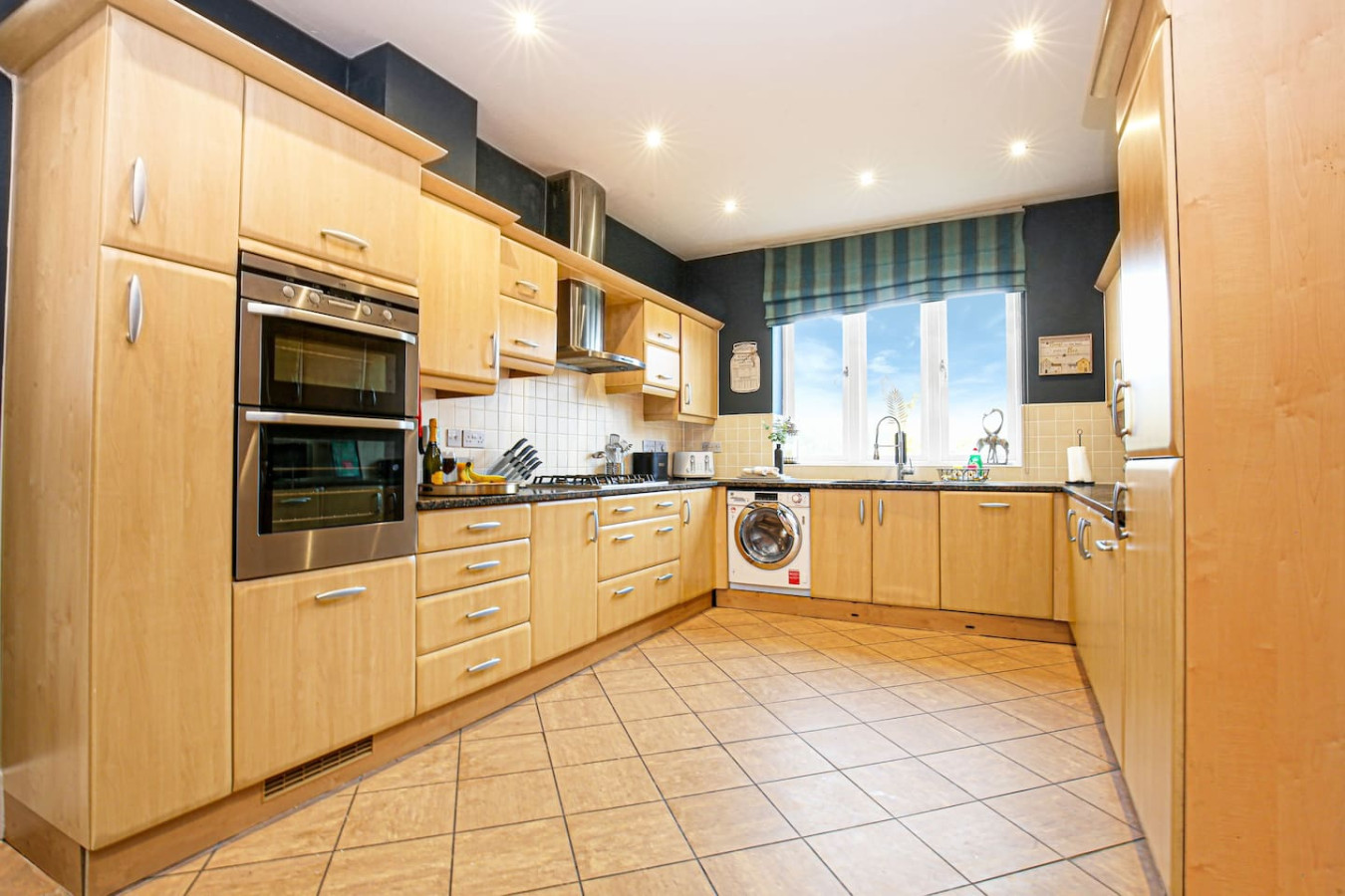 6 Bedroom Detached House • Pool Table • Free Parking • Wifi • Sky TV in 53 Kingswear Drive - Property image 8 - VivreStays