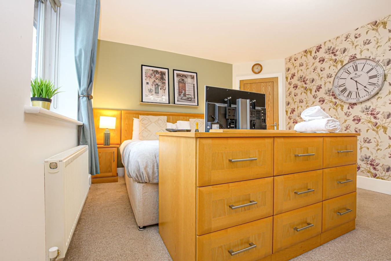 6 Bedroom Detached House • Pool Table • Free Parking • Wifi • Sky TV in 53 Kingswear Drive - Property image 16 - VivreStays