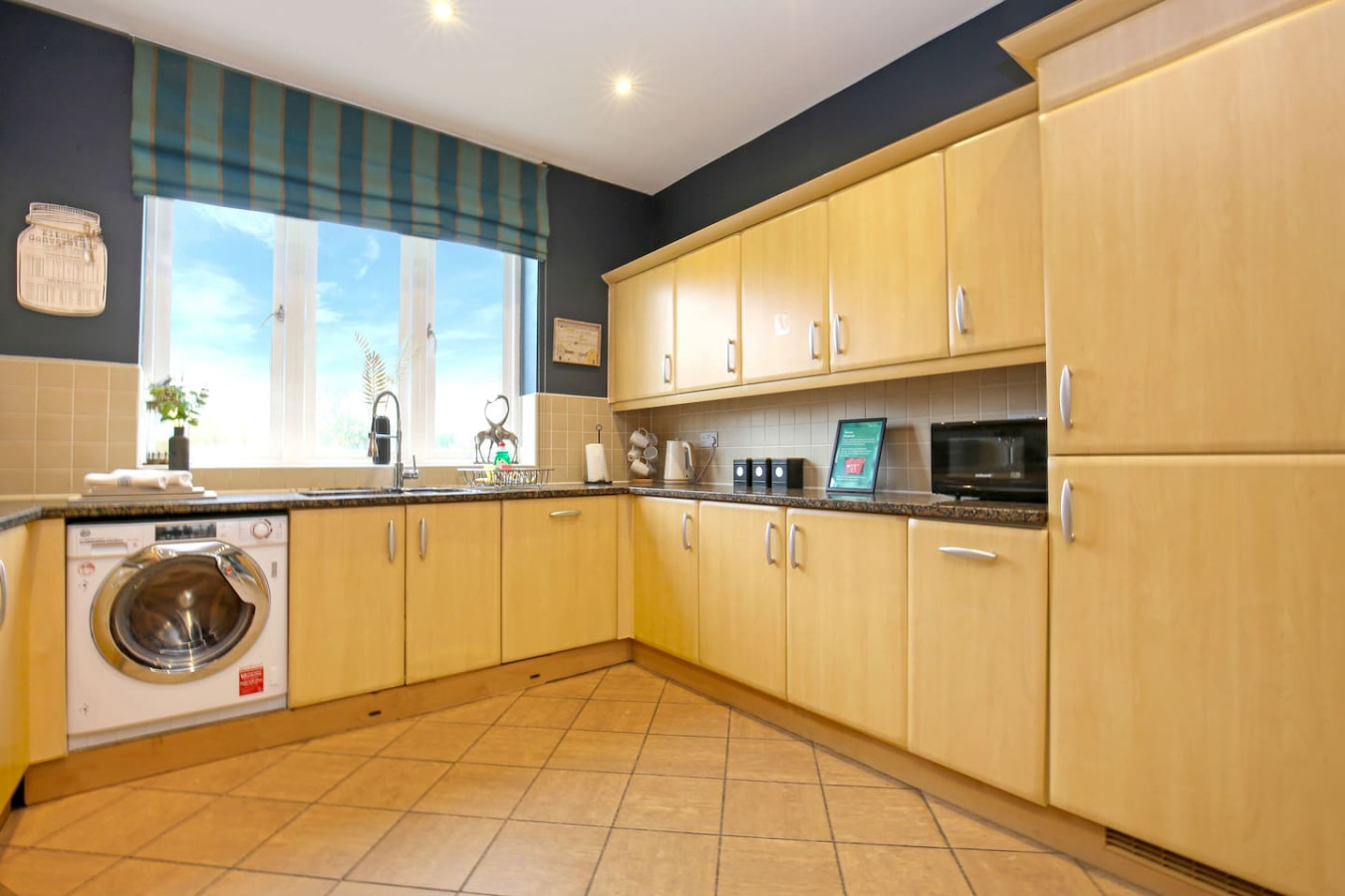 6 Bedroom Detached House • Pool Table • Free Parking • Wifi • Sky TV in 53 Kingswear Drive - Property image 26 - VivreStays