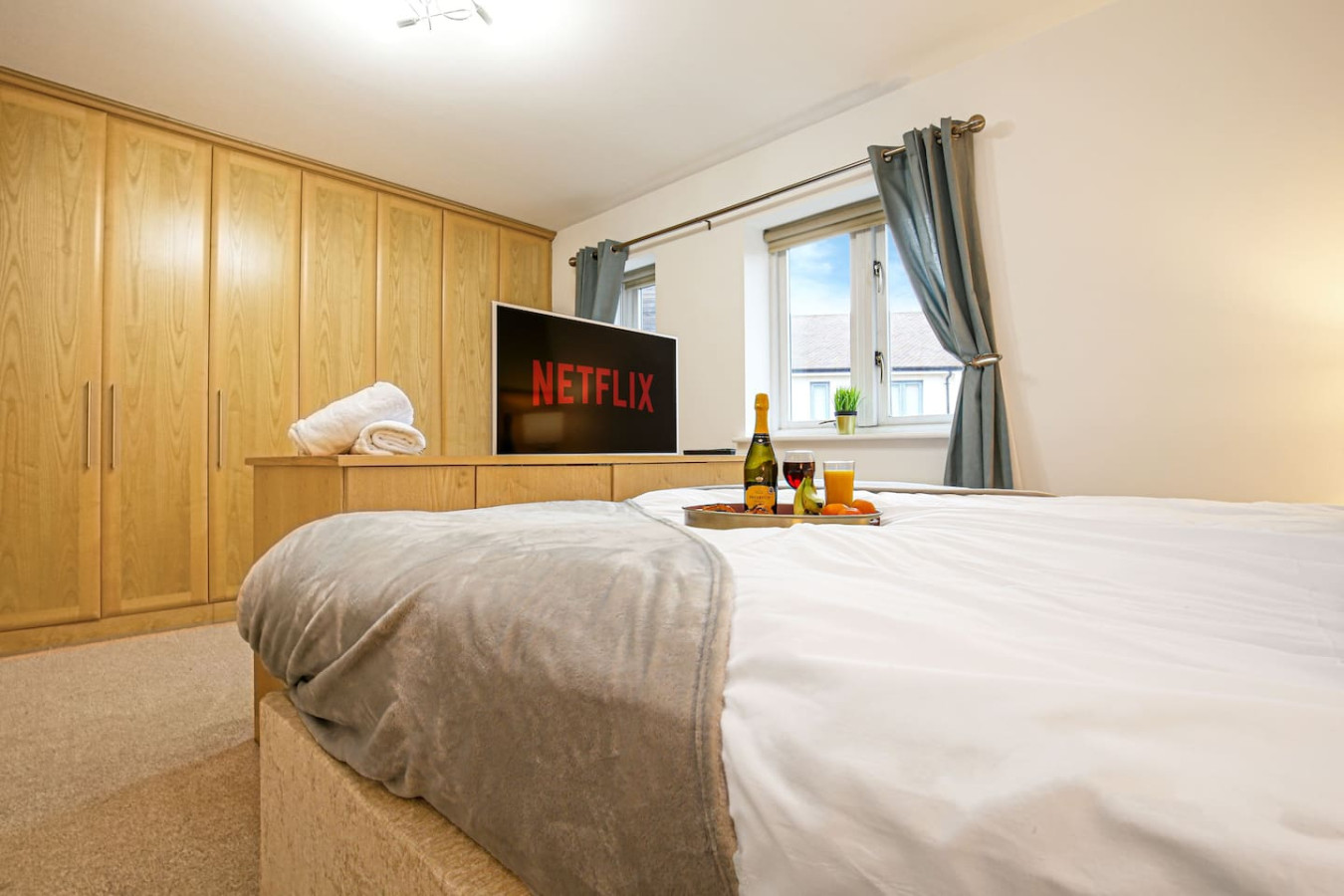 6 Bedroom Detached House • Pool Table • Free Parking • Wifi • Sky TV in 53 Kingswear Drive - Property image 17 - VivreStays