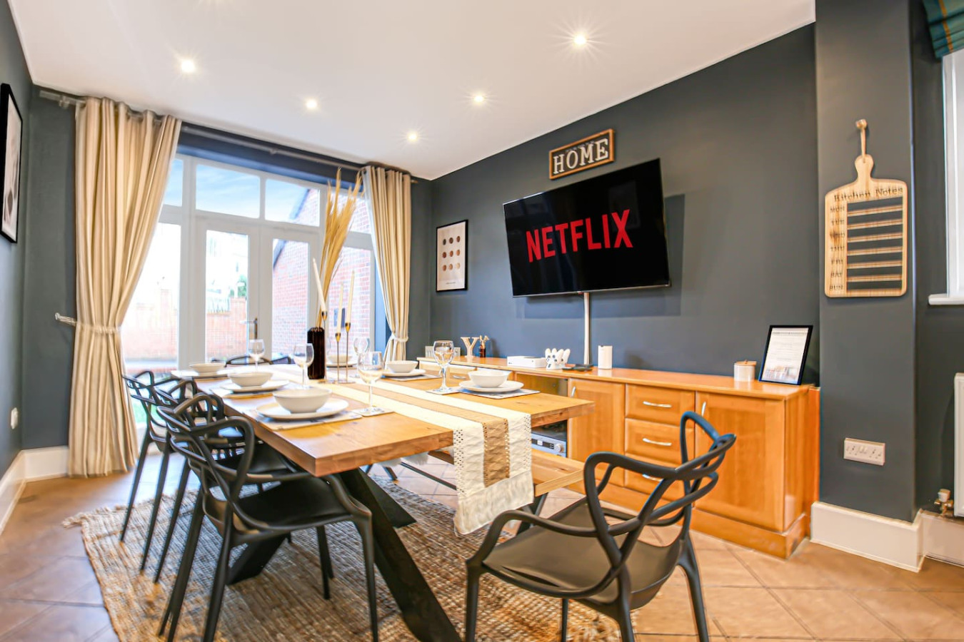 6 Bedroom Detached House • Pool Table • Free Parking • Wifi • Sky TV in 53 Kingswear Drive - Property image 5 - VivreStays