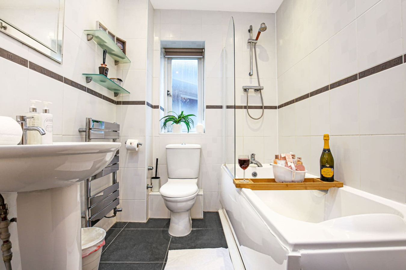 6 Bedroom Detached House • Pool Table • Free Parking • Wifi • Sky TV in 53 Kingswear Drive - Property image 30 - VivreStays