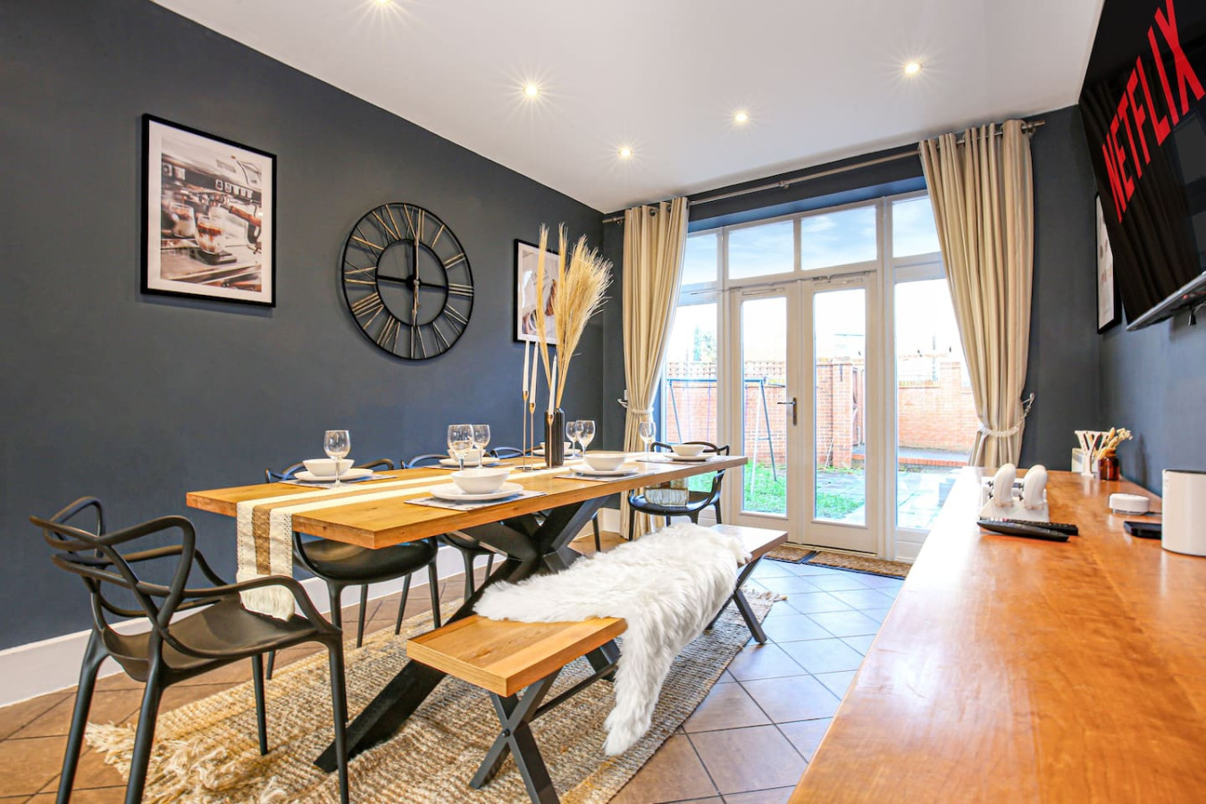 6 Bedroom Detached House • Pool Table • Free Parking • Wifi • Sky TV in 53 Kingswear Drive - Property image 6 - VivreStays