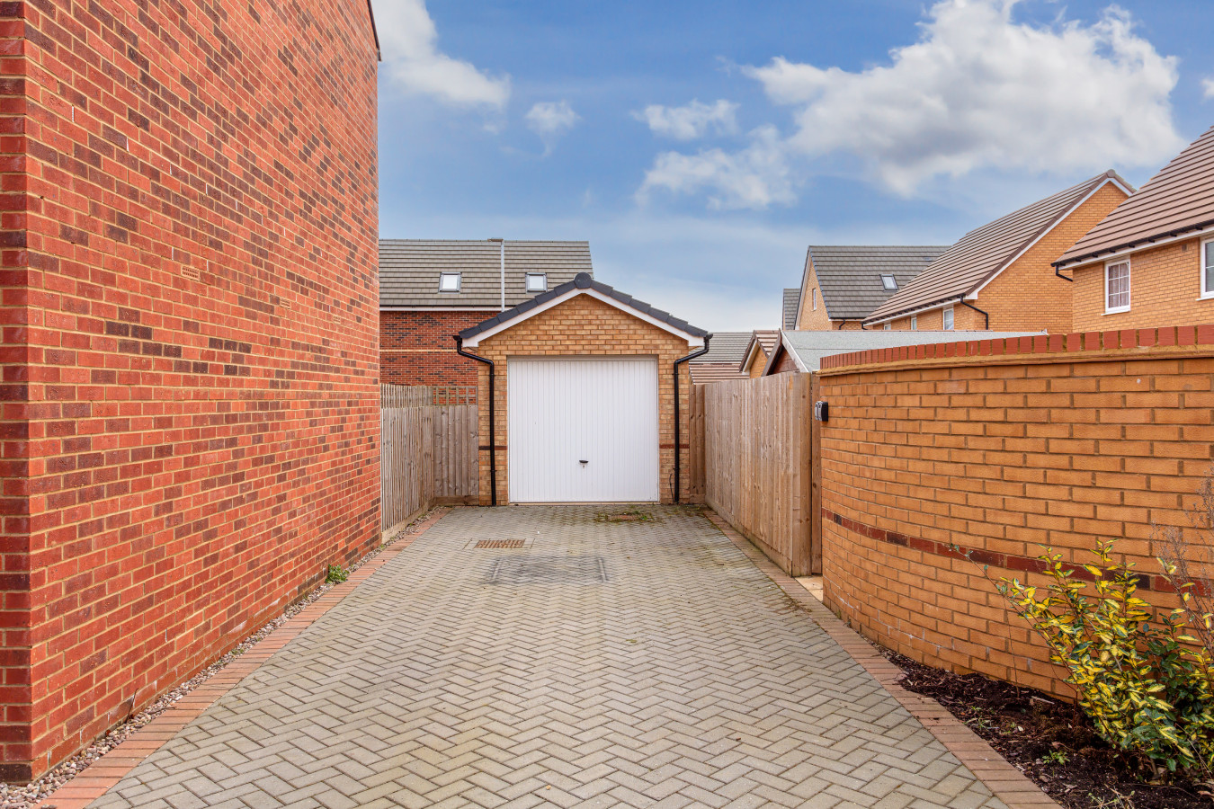 Detached House • Driveway Parking • Fast WiFi • SmartTV in 3 Triumph Way - Property image 36 - VivreStays