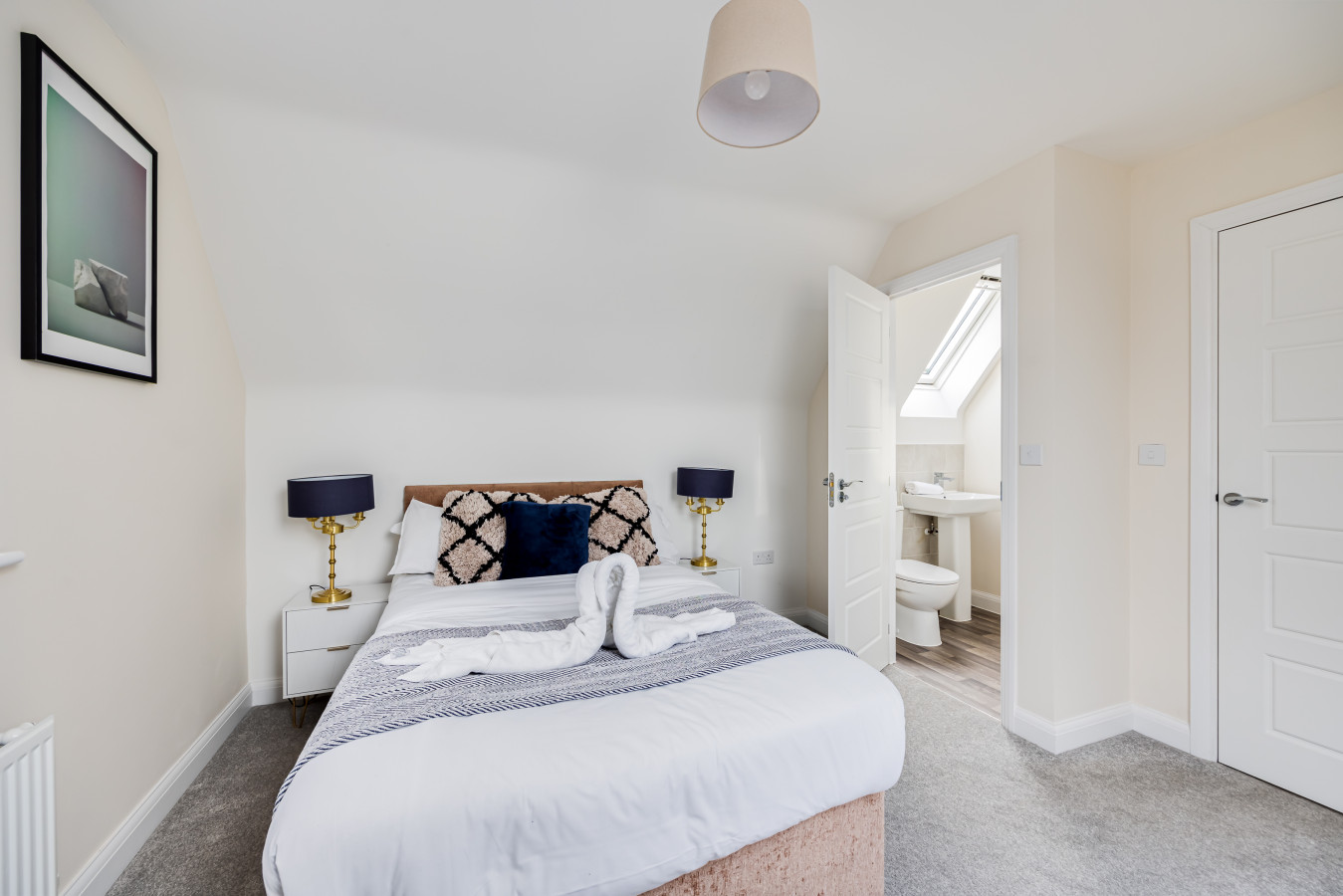 Detached House • Driveway Parking • Fast WiFi • SmartTV in 3 Triumph Way - Property image 10 - VivreStays