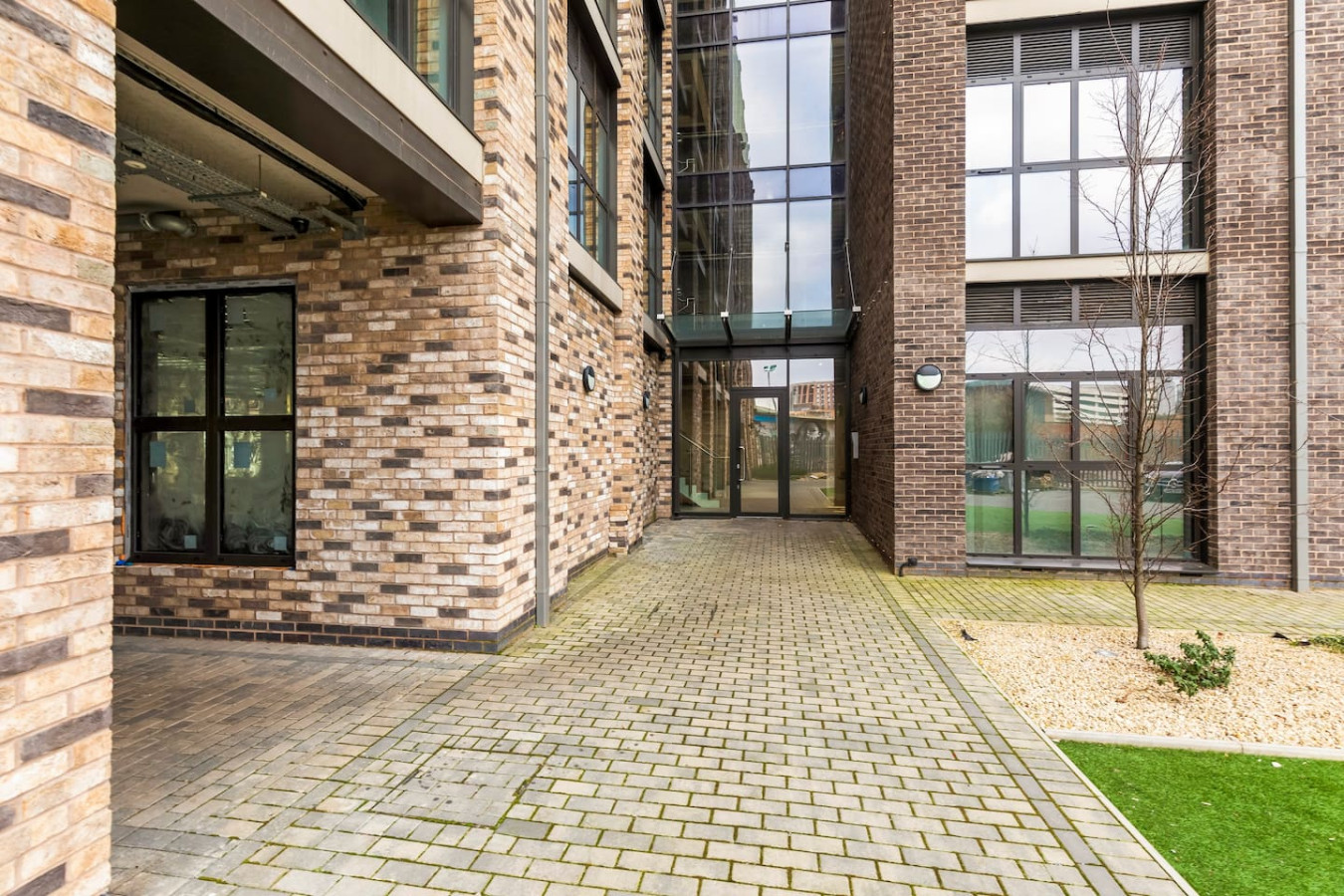 Stunning Apartment • City Centre • Self-Check-In • Fast WiFi • Smart TV • Communal Terrace in 55 Northgate Street Flat 10 - Property image 22 - VivreStays
