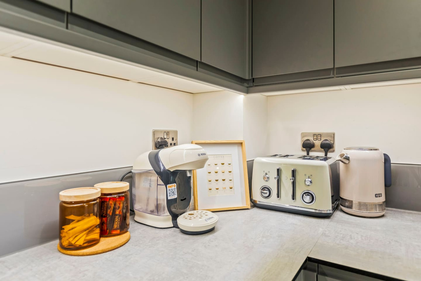 Stunning Apartment • City Centre • Self-Check-In • Fast WiFi • Smart TV • Communal Terrace in 55 Northgate Street Flat 10 - Property image 18 - VivreStays
