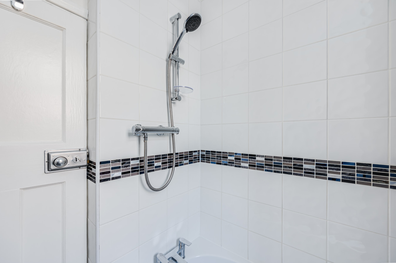 Charming Detached Bungalow • Driveway Parking • Garden • Wifi • Smart TV in 62 Reedway - Property image 7 - VivreStays