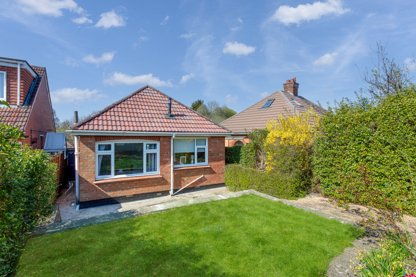 Charming Detached Bungalow • Driveway Parking • Garden • Wifi • Smart TV in 62 Reedway - Property image 22 - VivreStays