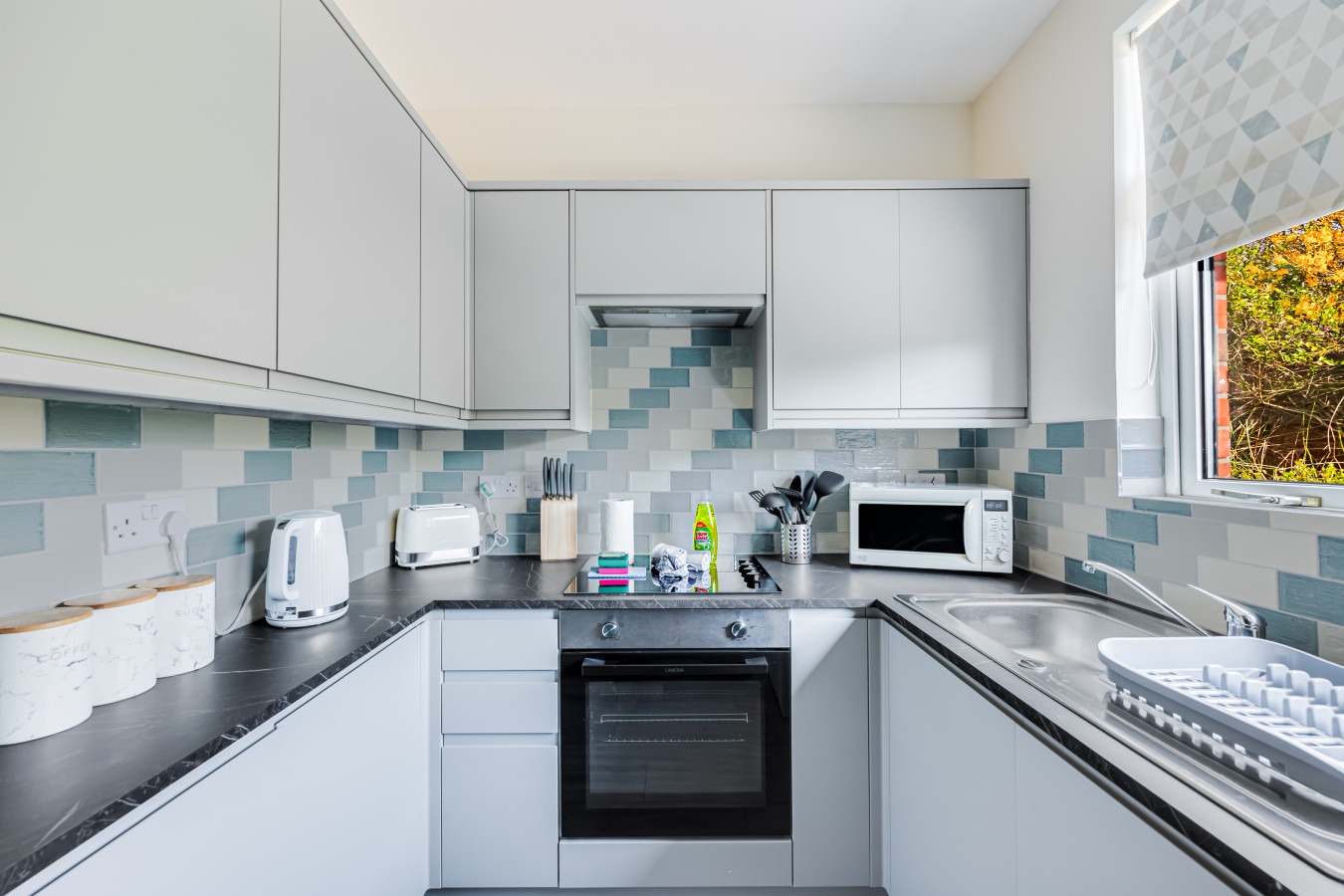Charming Detached Bungalow • Driveway Parking • Garden • Wifi • Smart TV in 62 Reedway - Property image 16 - VivreStays