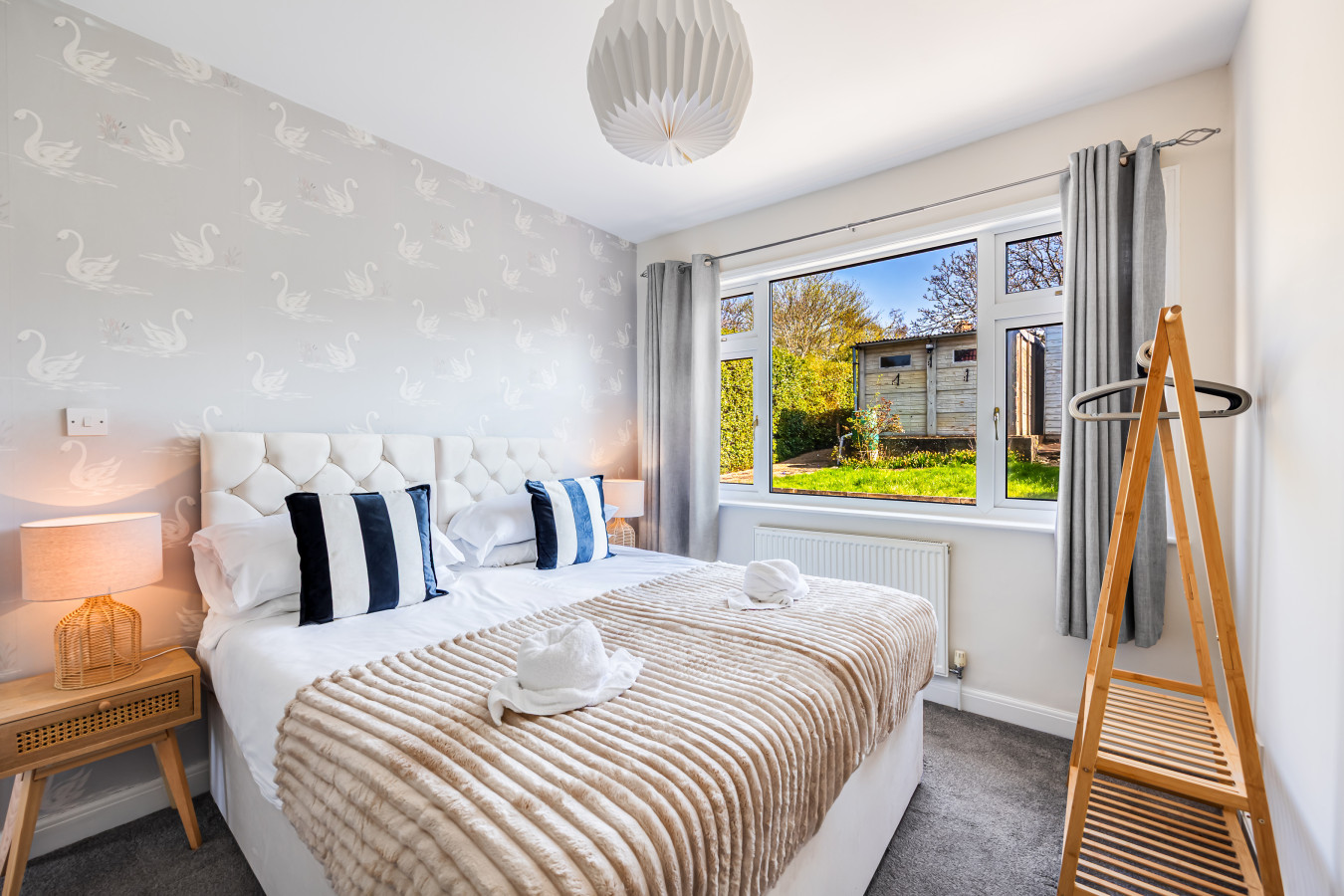 Charming Detached Bungalow • Driveway Parking • Garden • Wifi • Smart TV in 62 Reedway - Property image 4 - VivreStays