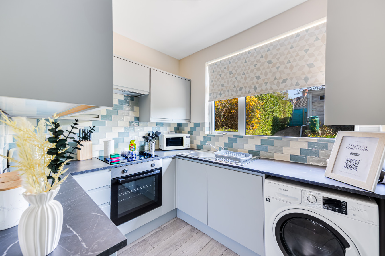 Charming Detached Bungalow • Driveway Parking • Garden • Wifi • Smart TV in 62 Reedway - Property image 15 - VivreStays
