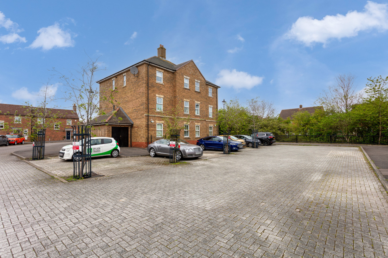 Stylish Flat • Excellent Location • Free Parking • Fast WiFi in 46 Arncott Way - Property image 24 - VivreStays