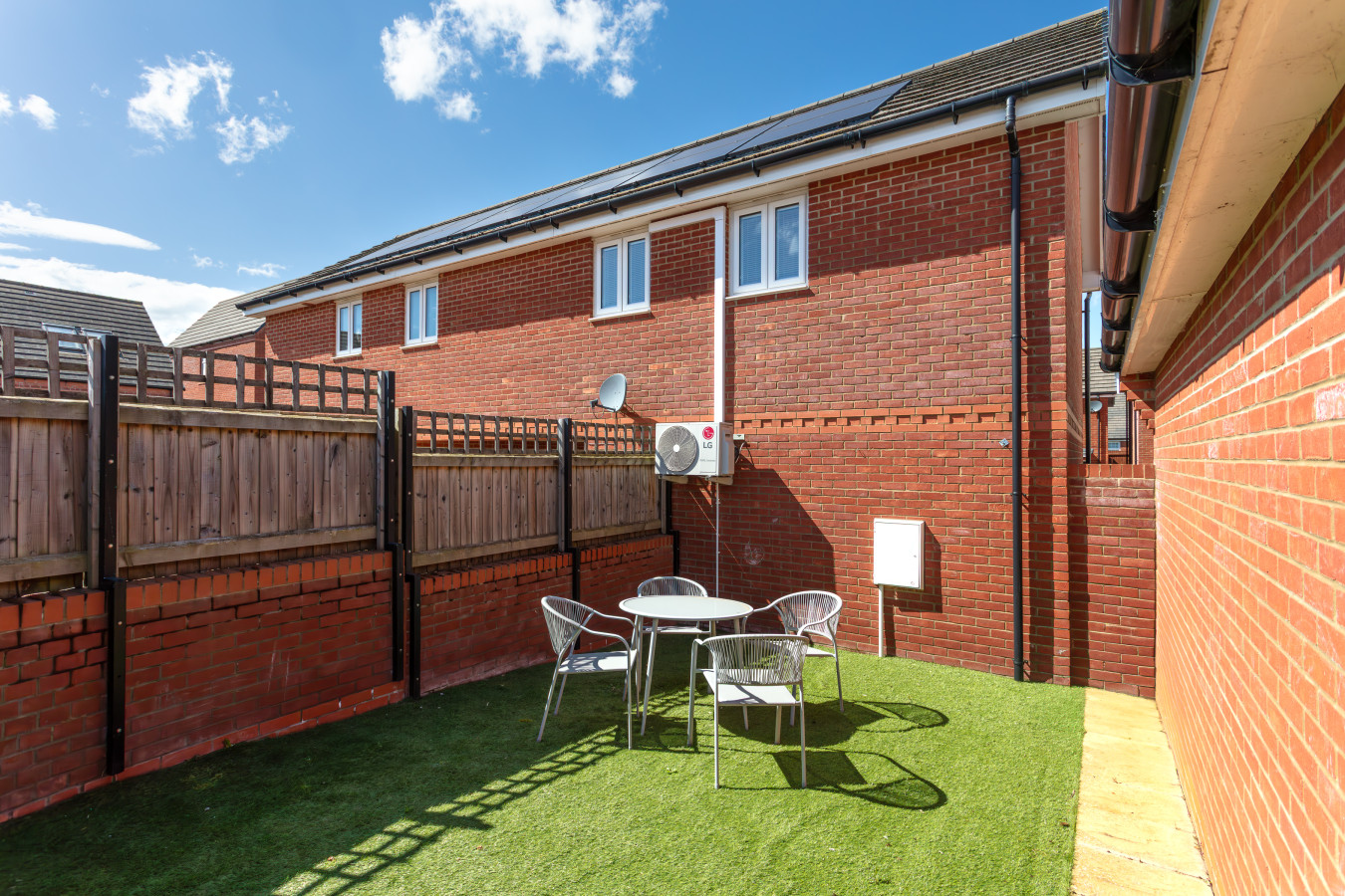 The Coach House • Aircon • Driveway Parking • 60'' Smart TV • Garden • Fast Wifi • Self-Check-In in 4 Pliny lane - Property image 24 - VivreStays