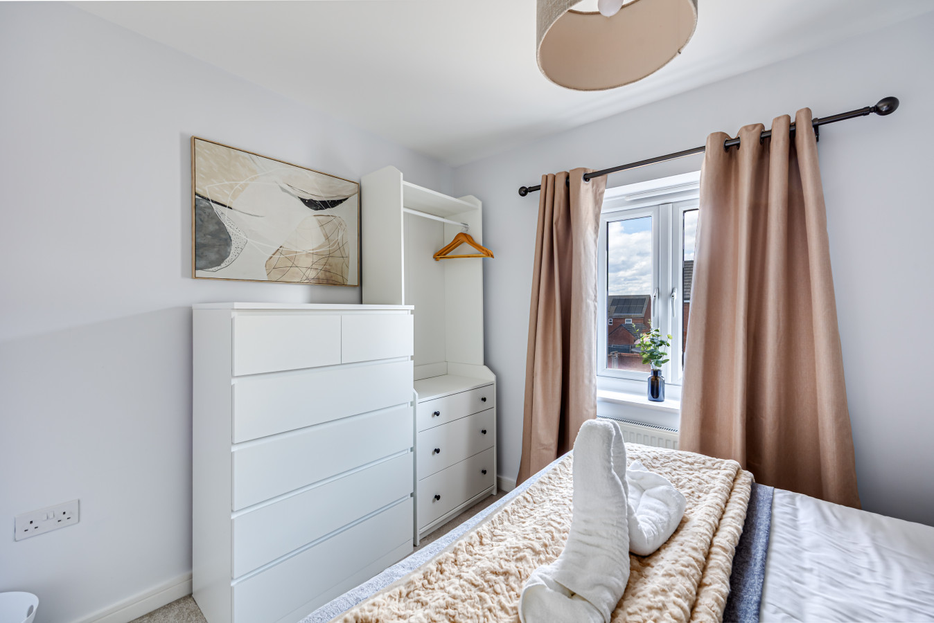 The Coach House • Aircon • Driveway Parking • 60'' Smart TV • Garden • Fast Wifi • Self-Check-In in 4 Pliny lane - Property image 6 - VivreStays