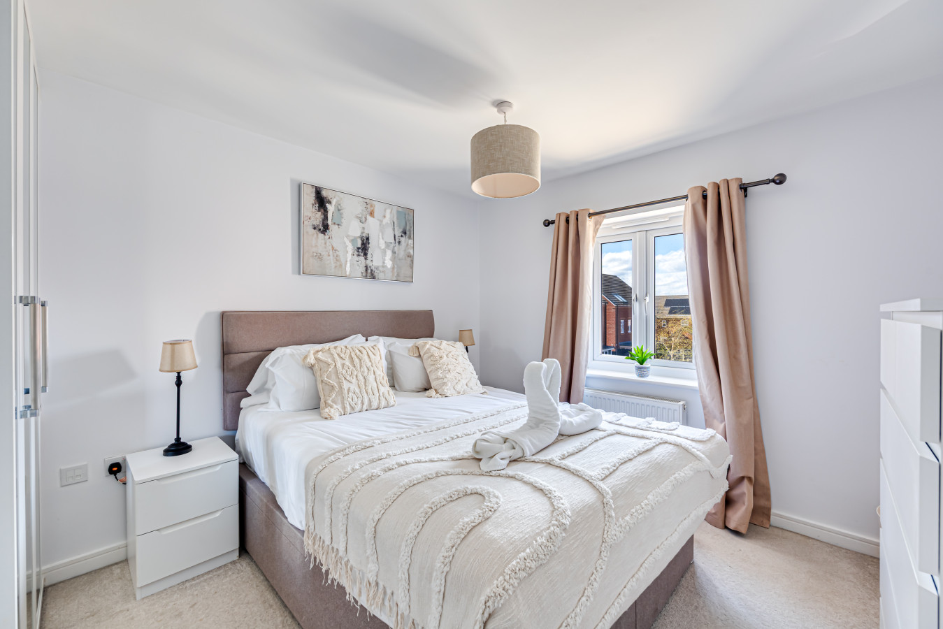 The Coach House • Aircon • Driveway Parking • 60'' Smart TV • Garden • Fast Wifi • Self-Check-In in 4 Pliny lane - Property image 2 - VivreStays
