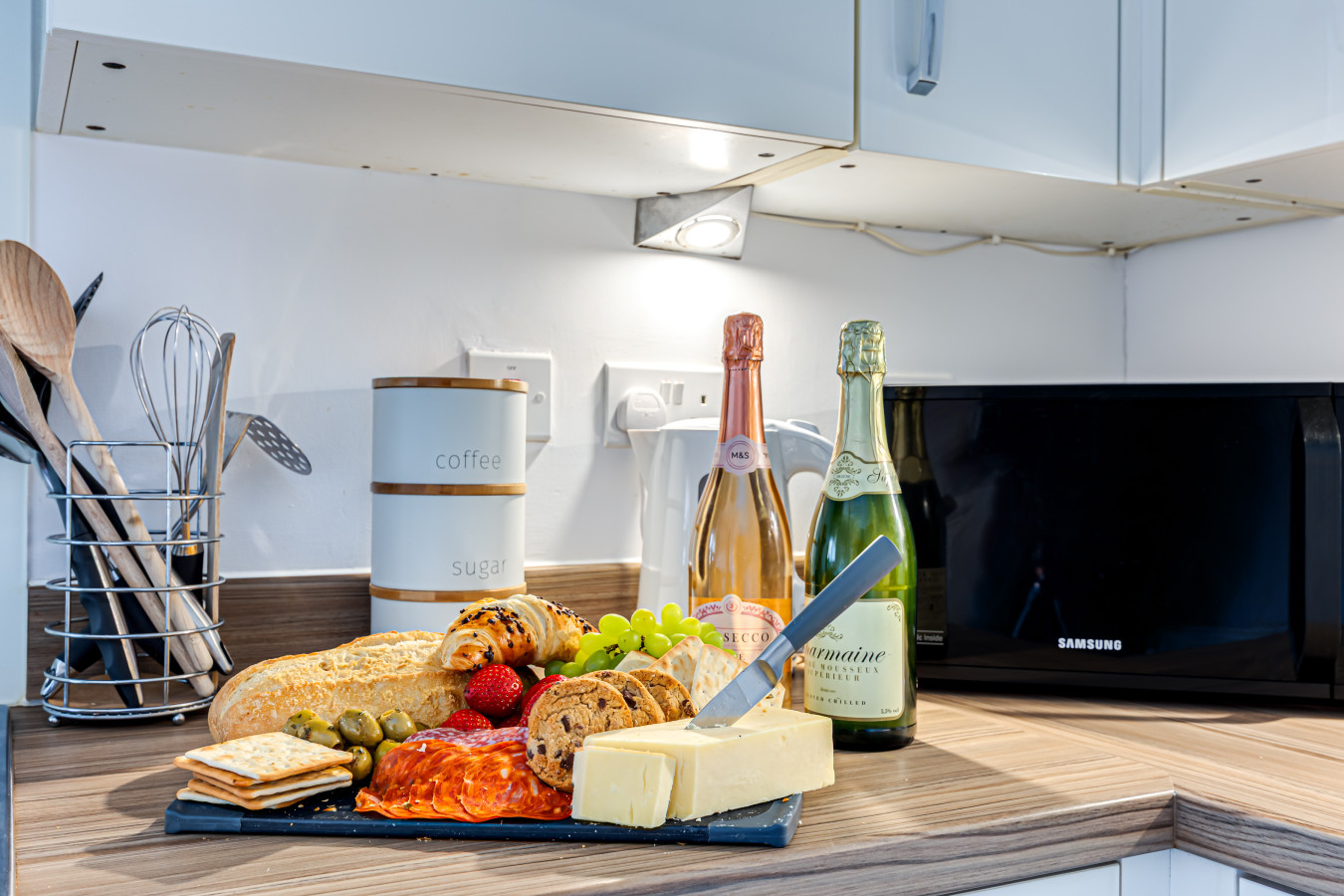 The Coach House • Aircon • Driveway Parking • 60'' Smart TV • Garden • Fast Wifi • Self-Check-In in 4 Pliny lane - Property image 19 - VivreStays