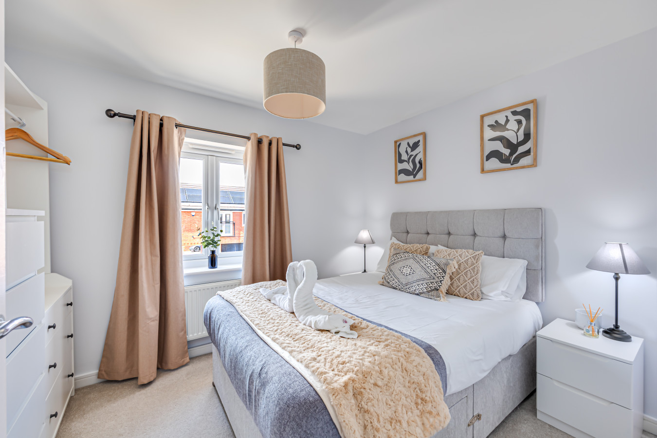 The Coach House • Aircon • Driveway Parking • 60'' Smart TV • Garden • Fast Wifi • Self-Check-In in 4 Pliny lane - Property image 5 - VivreStays
