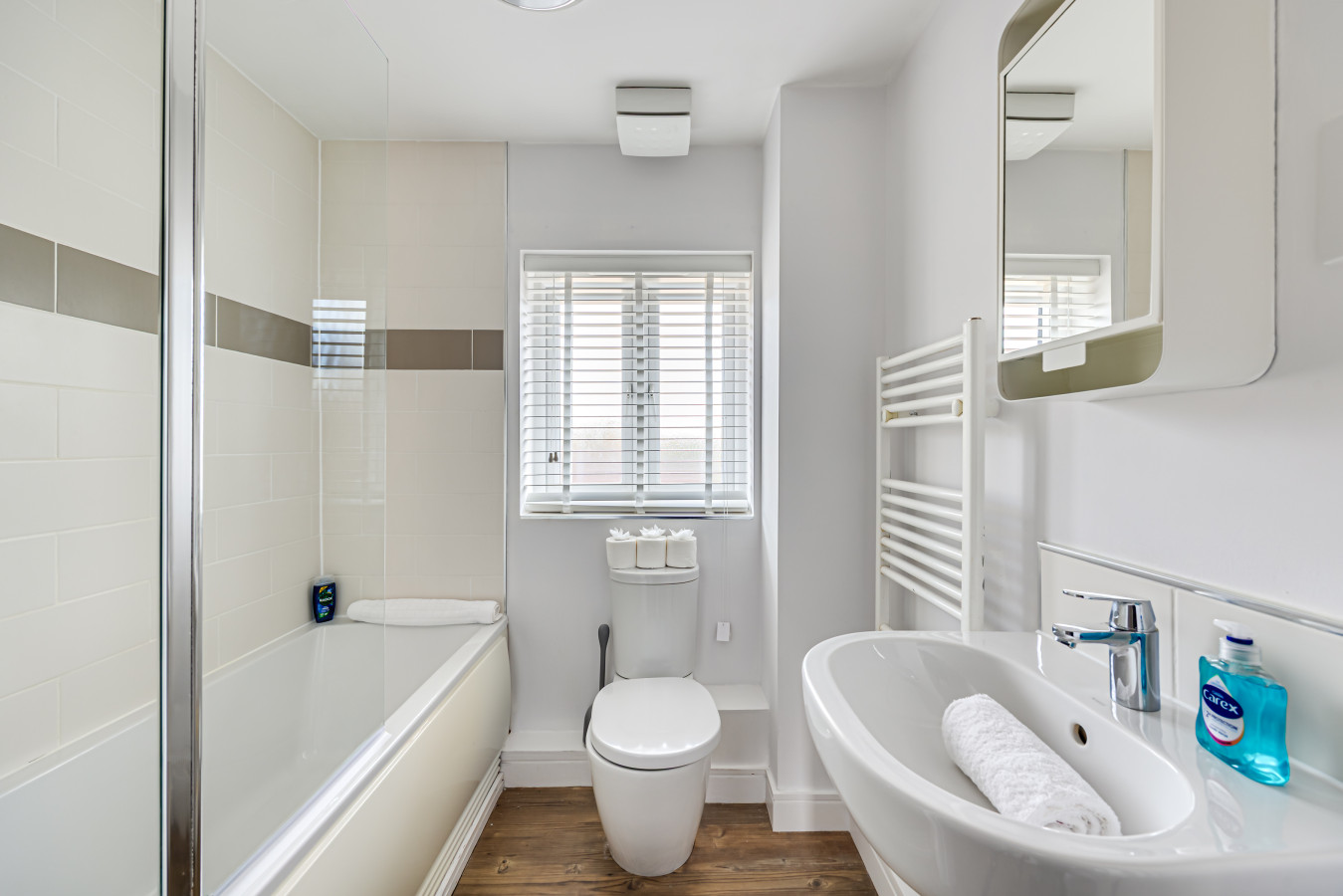 The Coach House • Aircon • Driveway Parking • 60'' Smart TV • Garden • Fast Wifi • Self-Check-In in 4 Pliny lane - Property image 4 - VivreStays