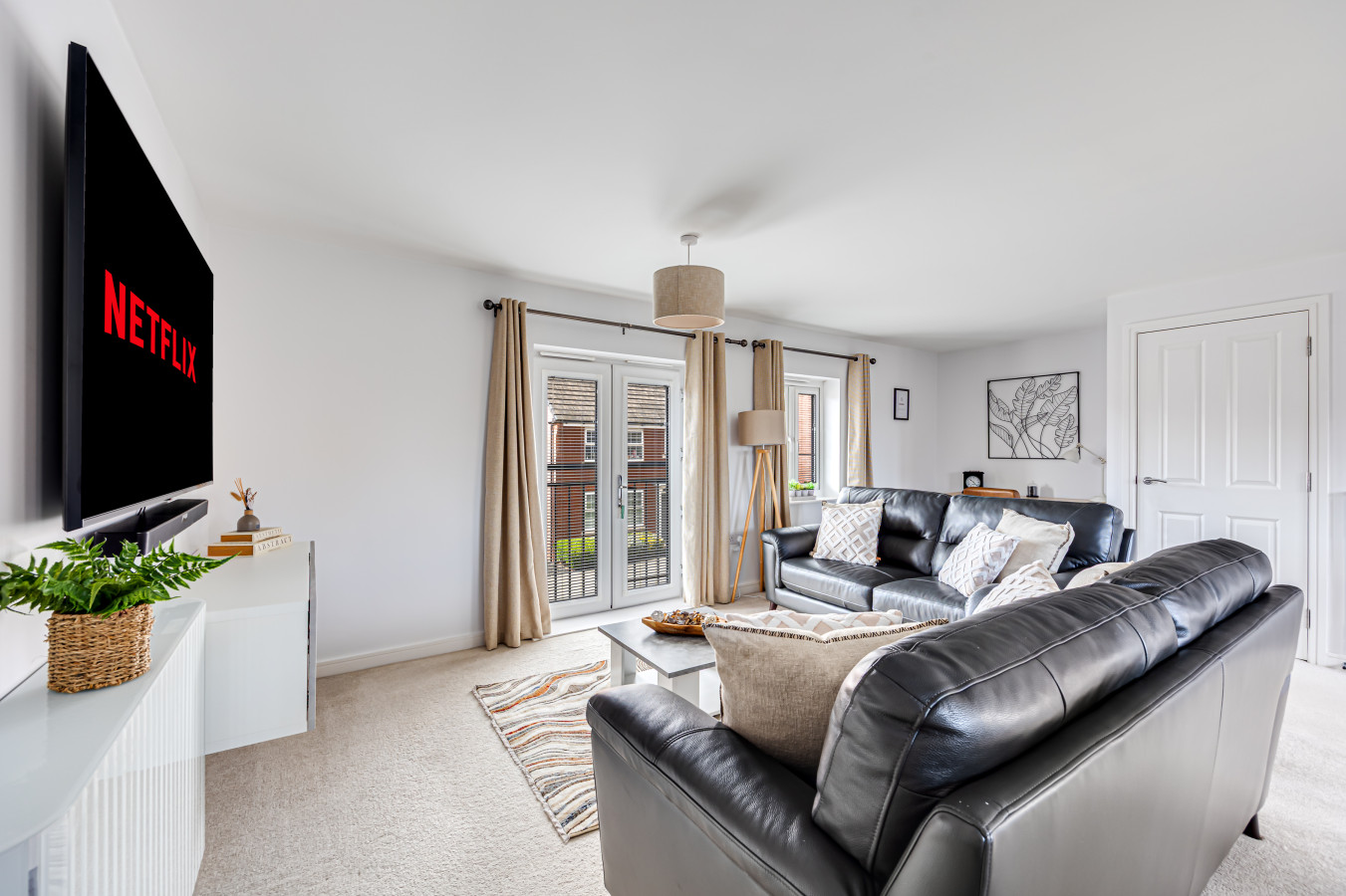 The Coach House • Aircon • Driveway Parking • 60'' Smart TV • Garden • Fast Wifi • Self-Check-In in 4 Pliny lane - Property image 8 - VivreStays