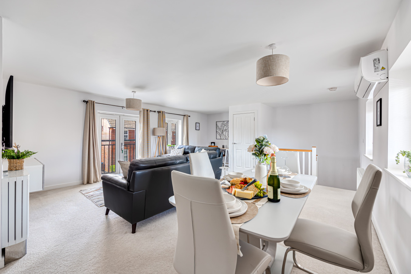 The Coach House • Aircon • Driveway Parking • 60'' Smart TV • Garden • Fast Wifi • Self-Check-In in 4 Pliny lane - Property image 11 - VivreStays