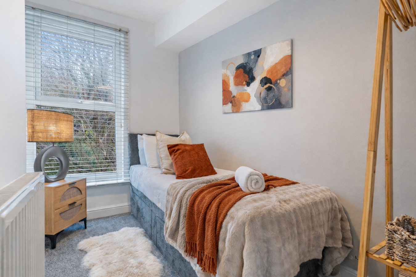 Stylish House • Great Location • Free Parking • Work Space • Fast Wifi • Smart TV • Self-Check-In in 29 Skelwith Road - Property image 9 - VivreStays