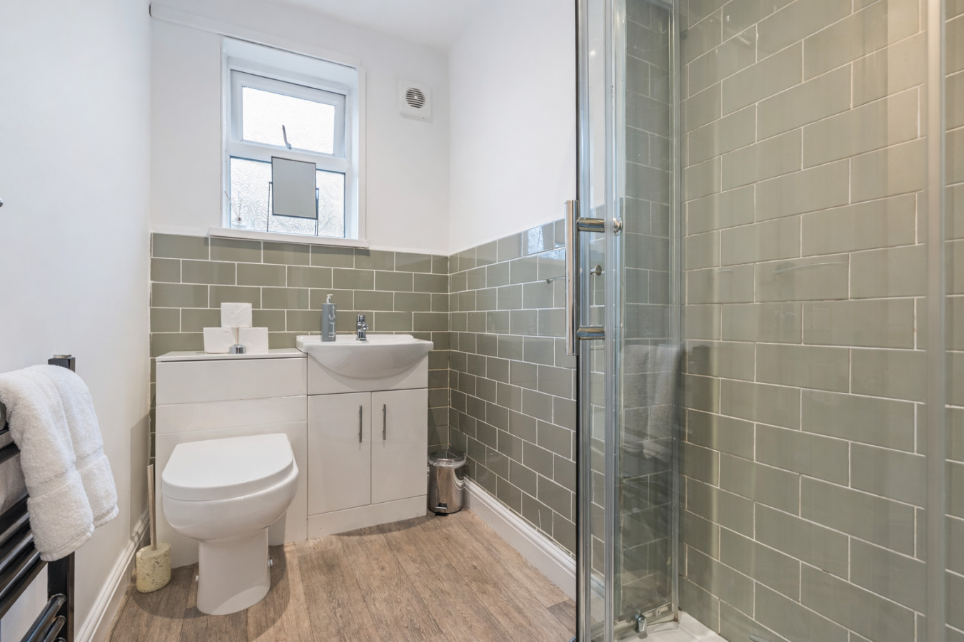 Stylish House • Great Location • Free Parking • Work Space • Fast Wifi • Smart TV • Self-Check-In in 29 Skelwith Road - Property image 7 - VivreStays