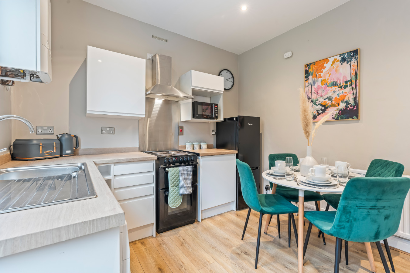 Stylish House • Great Location • Free Parking • Work Space • Fast Wifi • Smart TV • Self-Check-In in 29 Skelwith Road - Property image 15 - VivreStays
