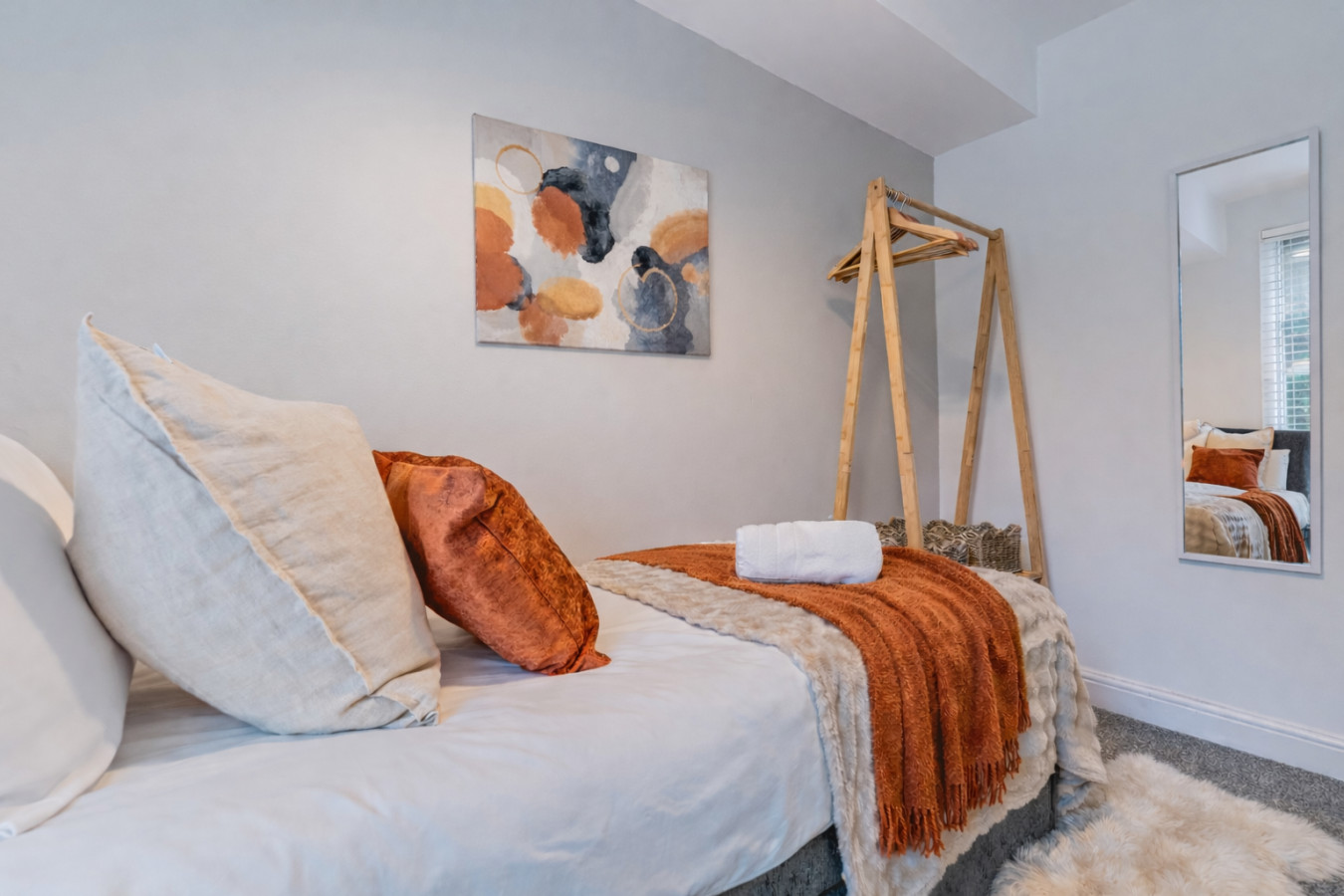 Stylish House • Great Location • Free Parking • Work Space • Fast Wifi • Smart TV • Self-Check-In in 29 Skelwith Road - Property image 10 - VivreStays