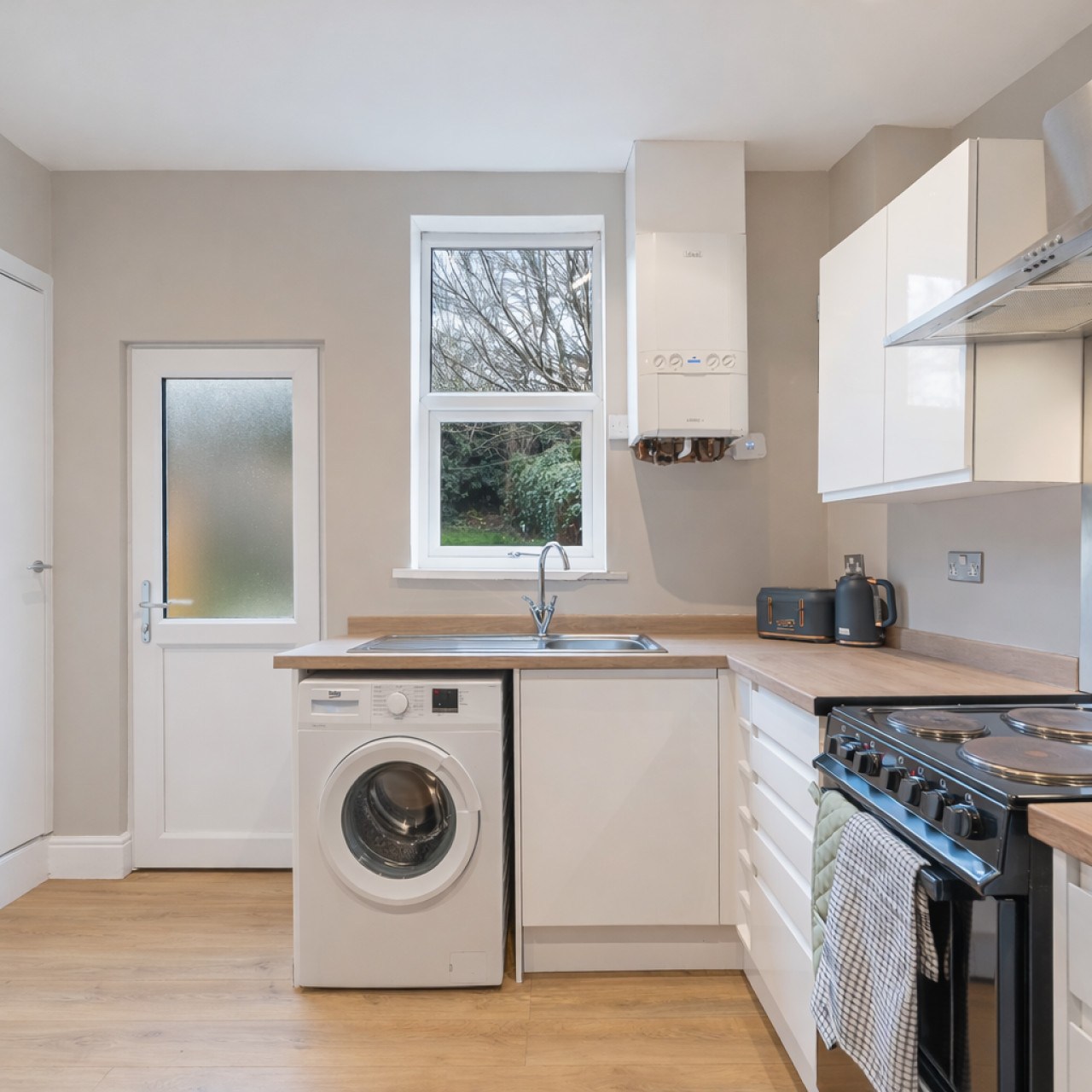 Stylish House • Great Location • Free Parking • Work Space • Fast Wifi • Smart TV • Self-Check-In in 29 Skelwith Road - Property image 16 - VivreStays