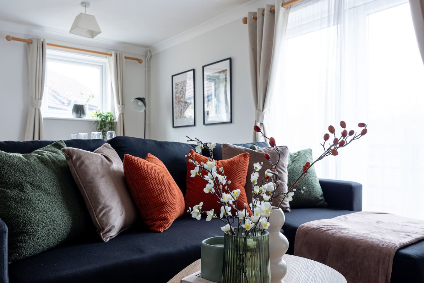 Stylish Home • Excellent Location • Free Parking • Fast WiFI • Smart TVs in 82 Stafford Grove - Property image 9 - VivreStays