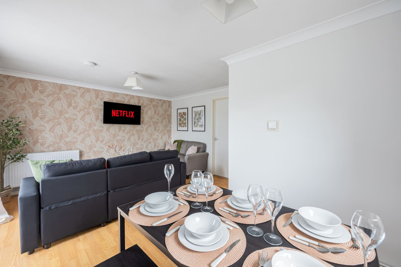 Stylish Home • Excellent Location • Free Parking • Fast WiFI • Smart TVs in 82 Stafford Grove - Property image 11 - VivreStays