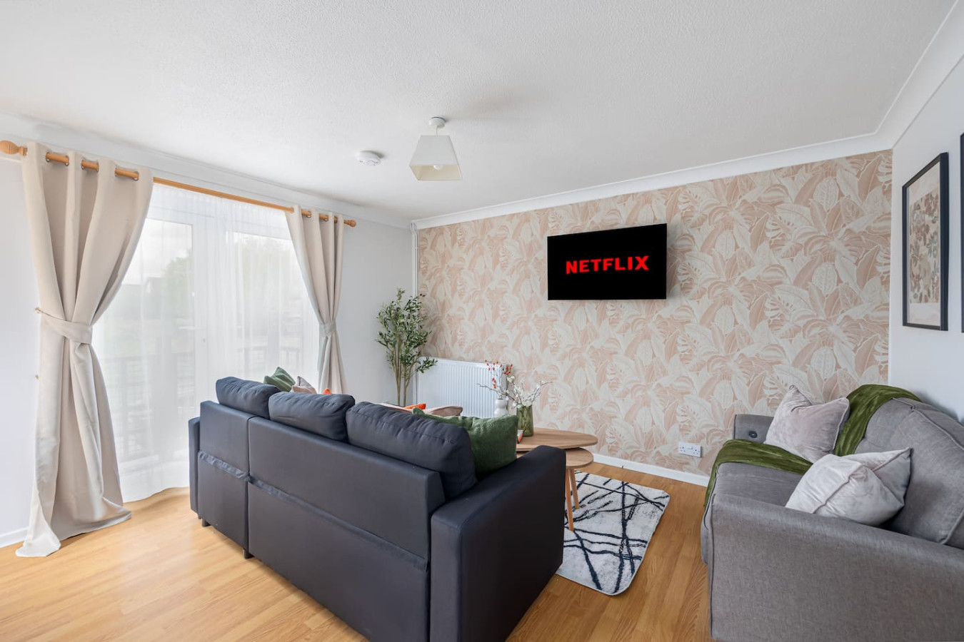 Stylish Home • Excellent Location • Free Parking • Fast WiFI • Smart TVs in 82 Stafford Grove - Property image 8 - VivreStays