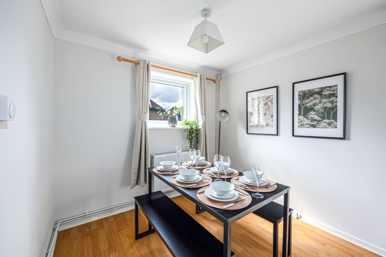 Stylish Home • Excellent Location • Free Parking • Fast WiFI • Smart TVs in 82 Stafford Grove - Property image 12 - VivreStays