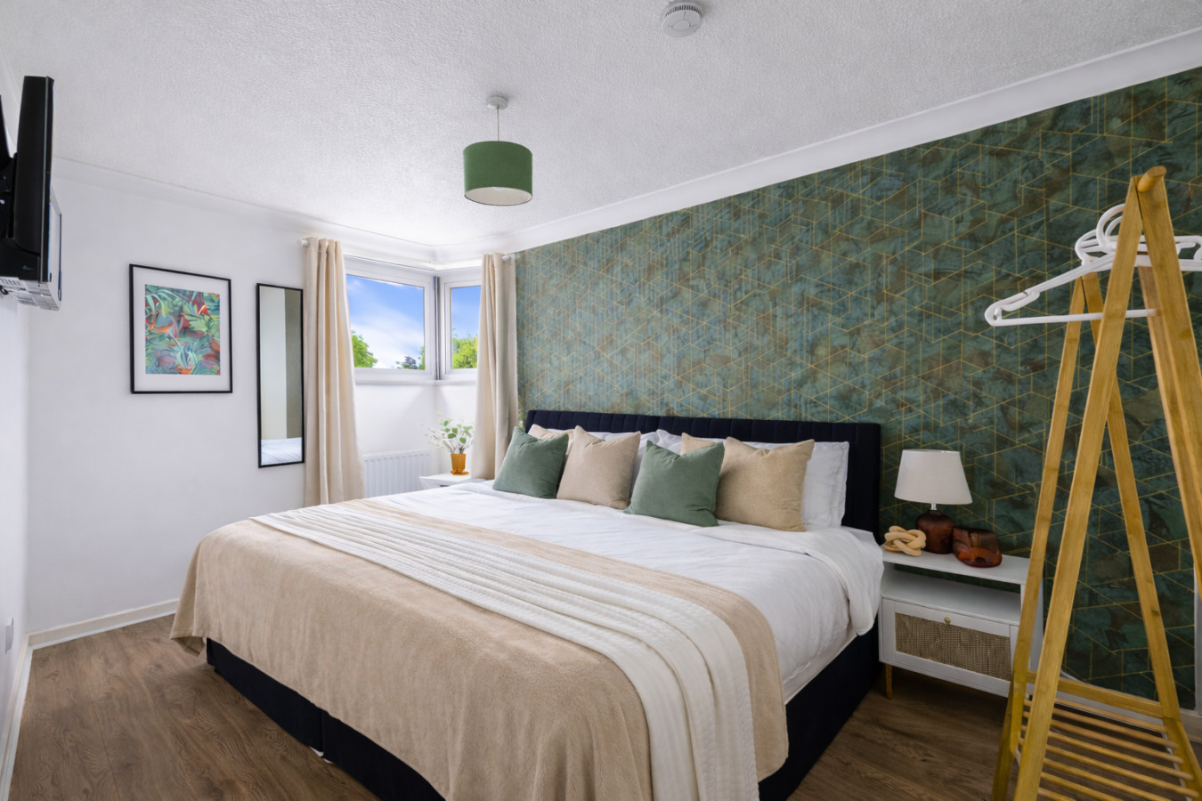 Stylish Home • Excellent Location • Free Parking • Fast WiFI • Smart TVs in 82 Stafford Grove - Property image 3 - VivreStays