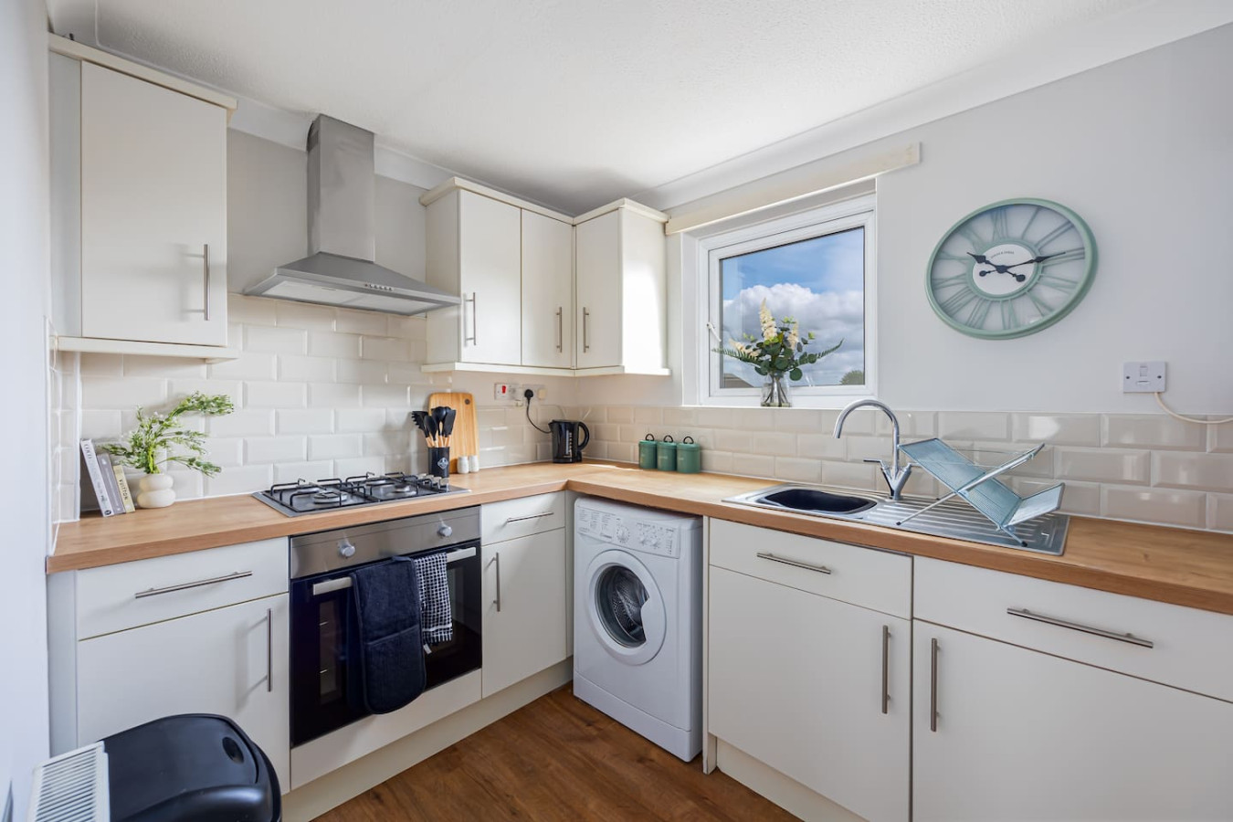 Stylish Home • Excellent Location • Free Parking • Fast WiFI • Smart TVs in 82 Stafford Grove - Property image 14 - VivreStays