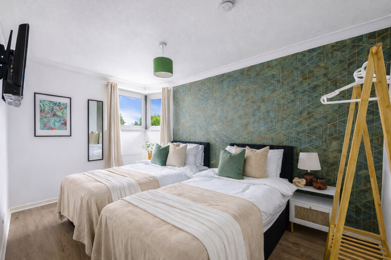 Stylish Home • Excellent Location • Free Parking • Fast WiFI • Smart TVs in 82 Stafford Grove - Property image 2 - VivreStays