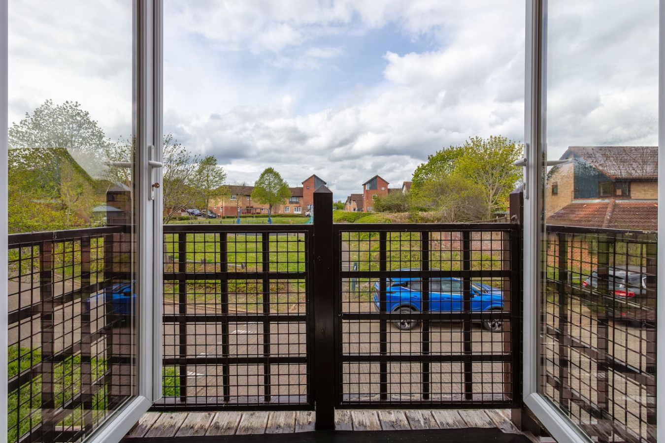 Stylish Home • Excellent Location • Free Parking • Fast WiFI • Smart TVs in 82 Stafford Grove - Property image 13 - VivreStays