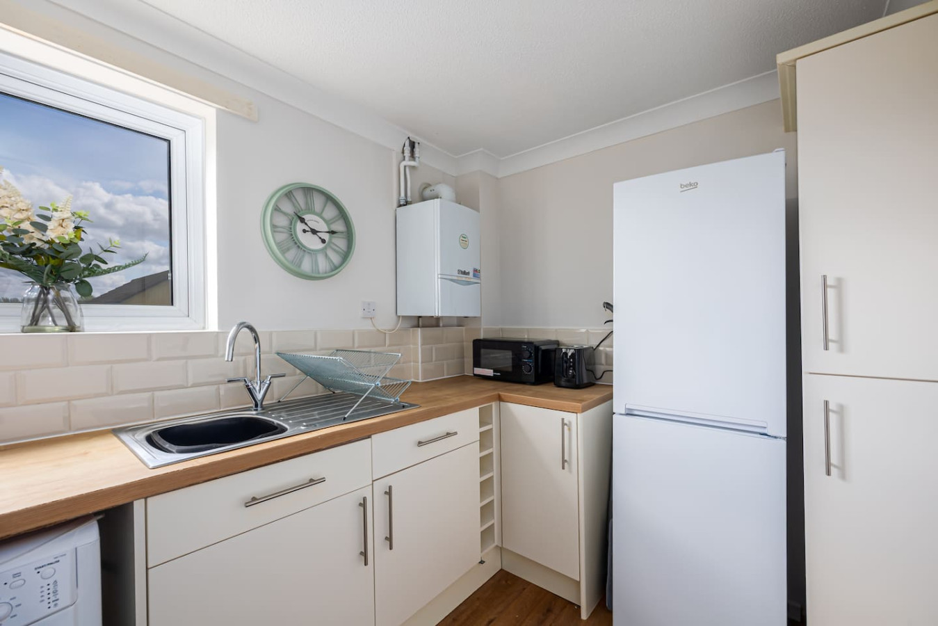 Stylish Home • Excellent Location • Free Parking • Fast WiFI • Smart TVs in 82 Stafford Grove - Property image 15 - VivreStays