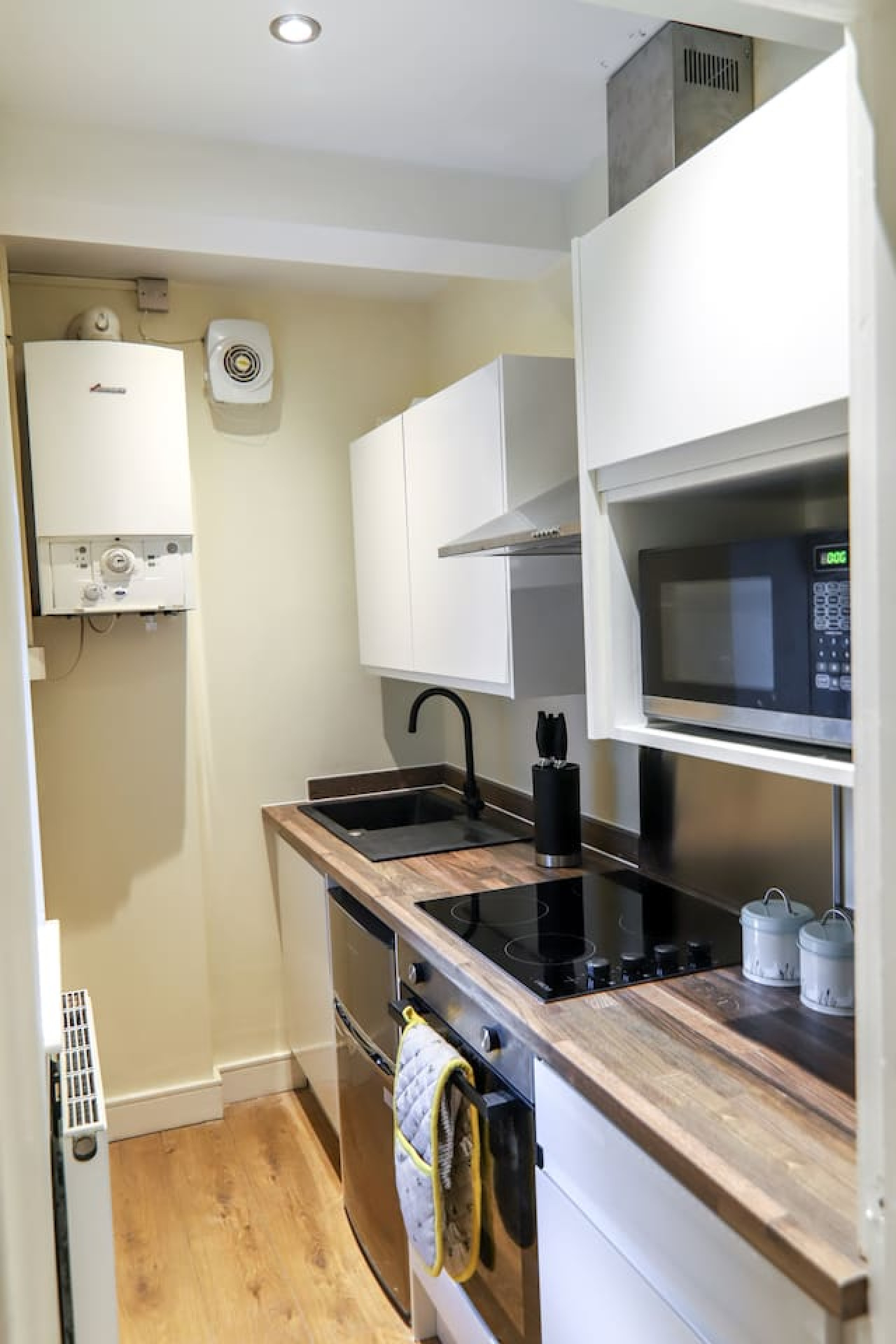 City Centre Apartment • Sleeps 5 • Free Parking • Fast WiFi in 91 Hawley Street - Property image 14 - VivreStays