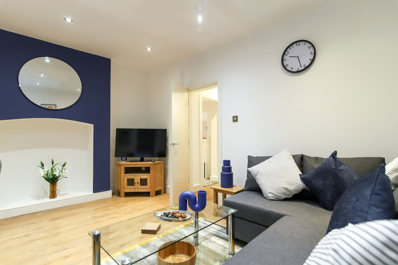 City Centre Apartment • Sleeps 5 • Free Parking • Fast WiFi in 91 Hawley Street - Property image 2 - VivreStays