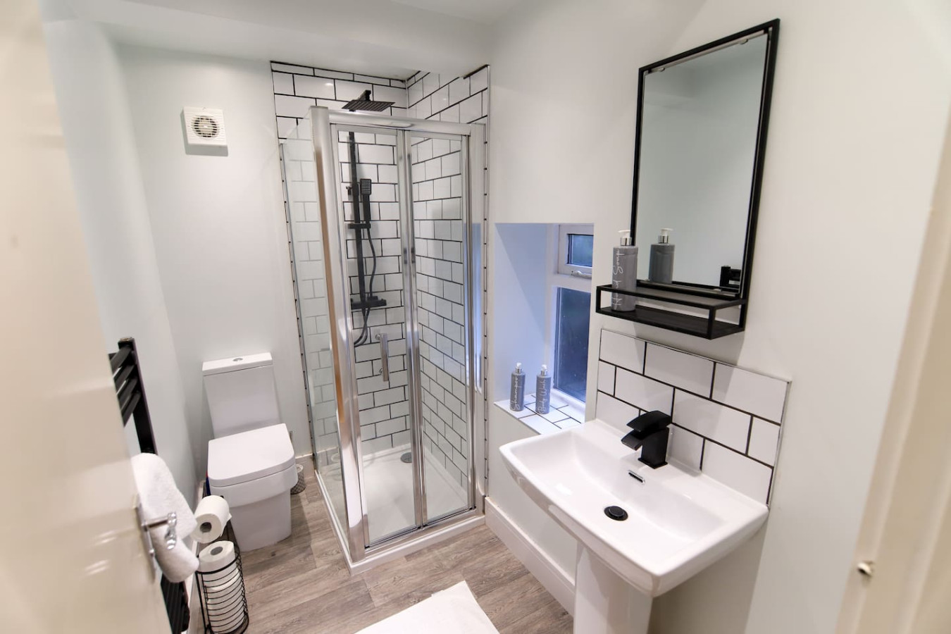 City Centre Apartment • Sleeps 5 • Free Parking • Fast WiFi in 91 Hawley Street - Property image 9 - VivreStays