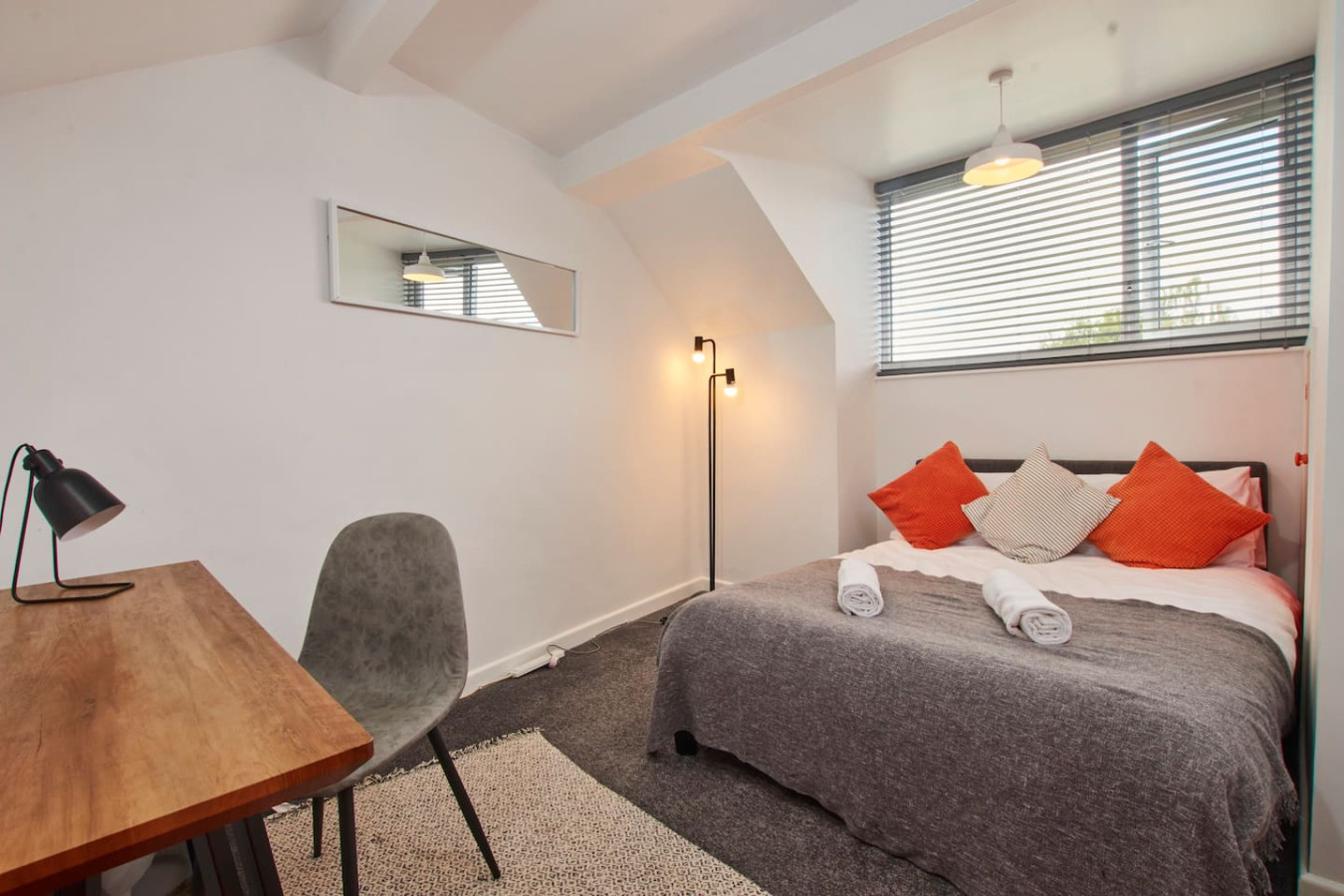 Stylish Home • Sleeps 5 • Free Parking • Smart TV • Garden in 4 Eskdale Road - Property image 5 - VivreStays