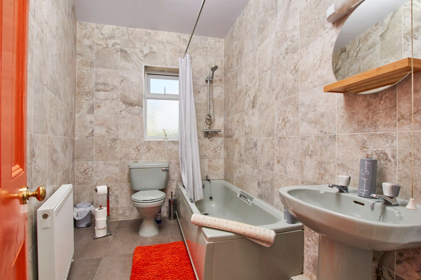Stylish Home • Sleeps 5 • Free Parking • Smart TV • Garden in 4 Eskdale Road - Property image 4 - VivreStays