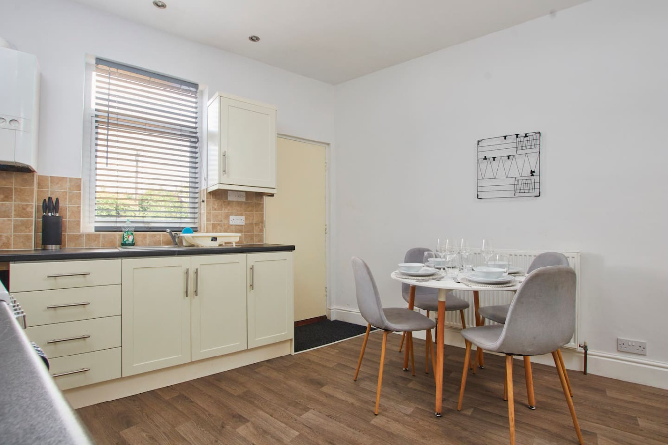 Stylish Home • Sleeps 5 • Free Parking • Smart TV • Garden in 4 Eskdale Road - Property image 12 - VivreStays