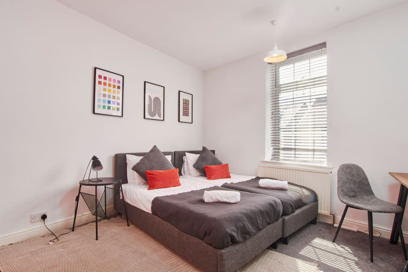 Stylish Home • Sleeps 5 • Free Parking • Smart TV • Garden in 4 Eskdale Road - Property image 2 - VivreStays
