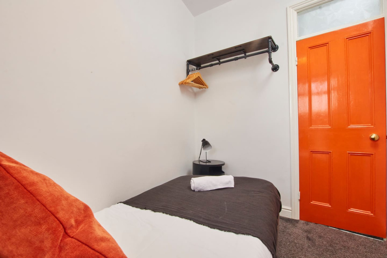 Stylish Home • Sleeps 5 • Free Parking • Smart TV • Garden in 4 Eskdale Road - Property image 8 - VivreStays