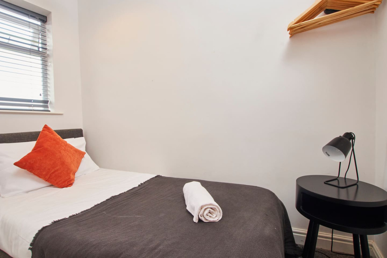 Stylish Home • Sleeps 5 • Free Parking • Smart TV • Garden in 4 Eskdale Road - Property image 7 - VivreStays